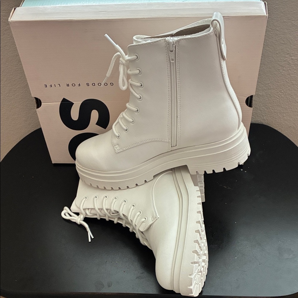 Meelaa White Lace-Up Military Hiking Style Ankle Boots new size 91/2